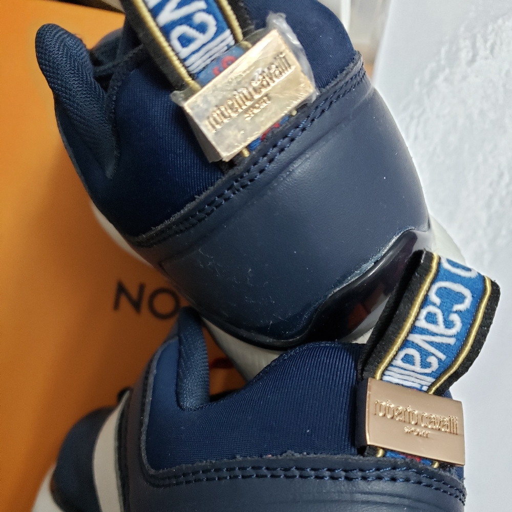 Sneakers - Picture 2 of 7